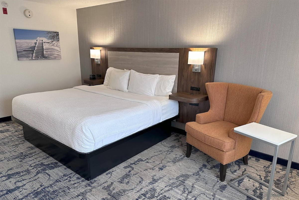 La Quinta Inn & Suites by Wyndham Milwaukee SW New Berlin photo 2