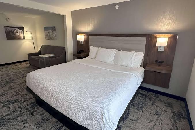 La Quinta Inn & Suites by Wyndham Milwaukee SW New Berlin photo 3