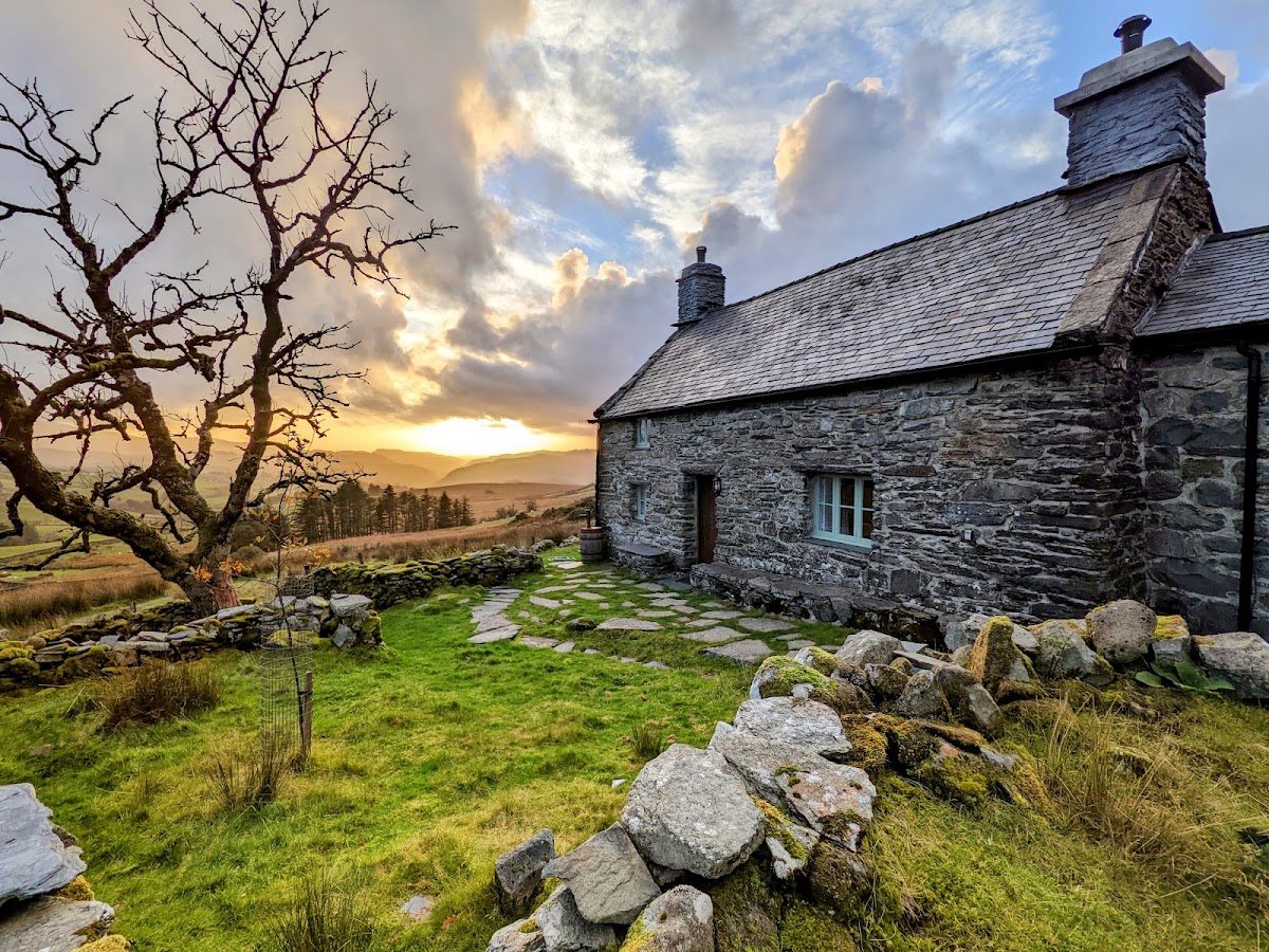 Cae Canol Farmhouse & Cottage