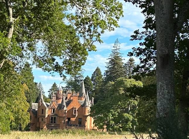 Aldourie Castle photo 2
