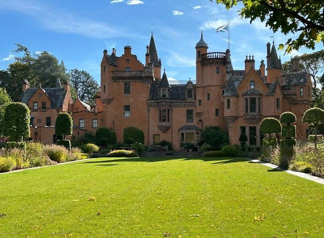 Aldourie Castle photo 3