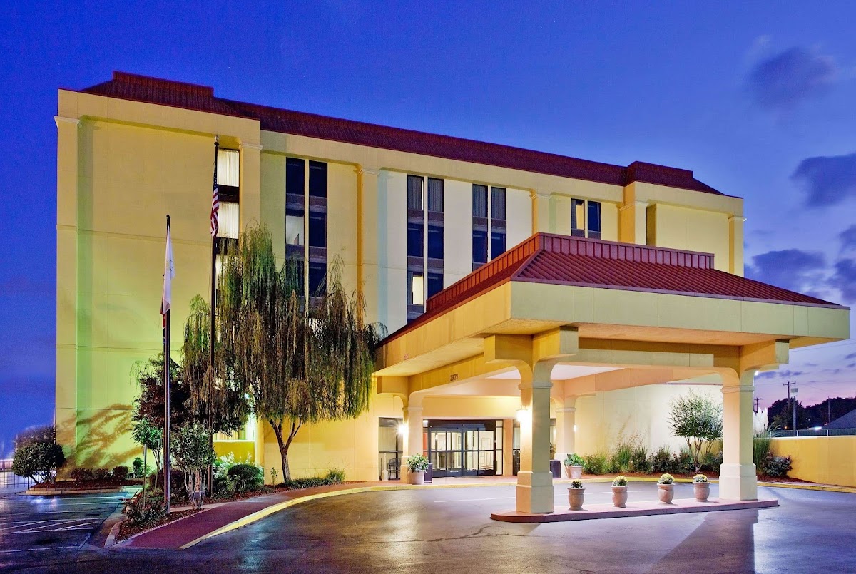 La Quinta Inn & Suites by Wyndham Memphis Airport Graceland