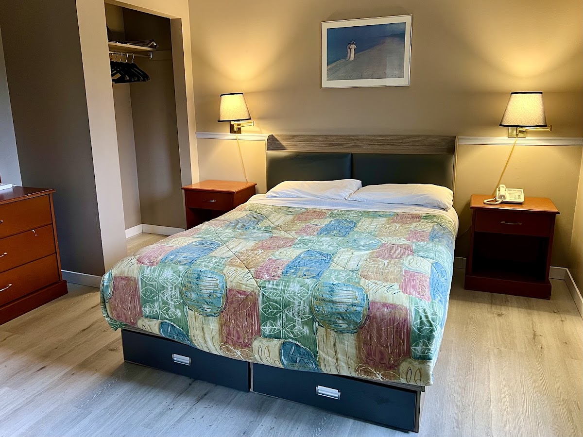 Valemount Hotel And Log & Rail Bar photo 2