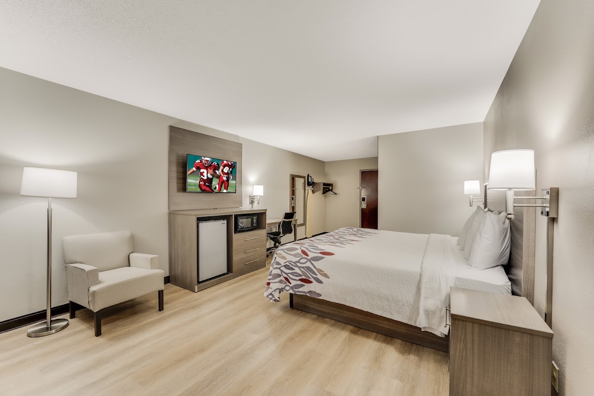 Red Roof Inn & Suites Newport – Middletown, RI photo 2