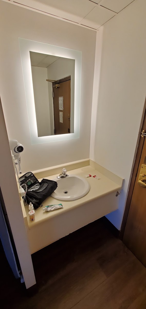 Howard Johnson by Wyndham Waukegan Great Lakes photo 3