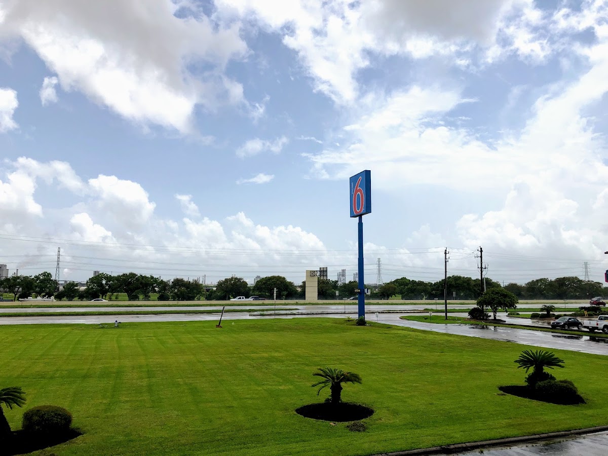Motel 6 Clute, TX photo 3