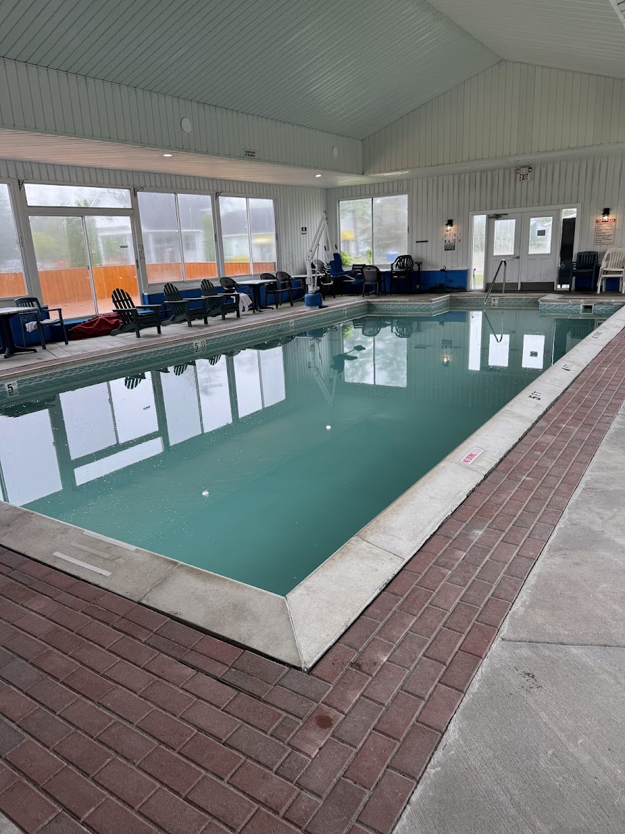 Quality Inn & Suites Mackinaw City Beachfront photo 2