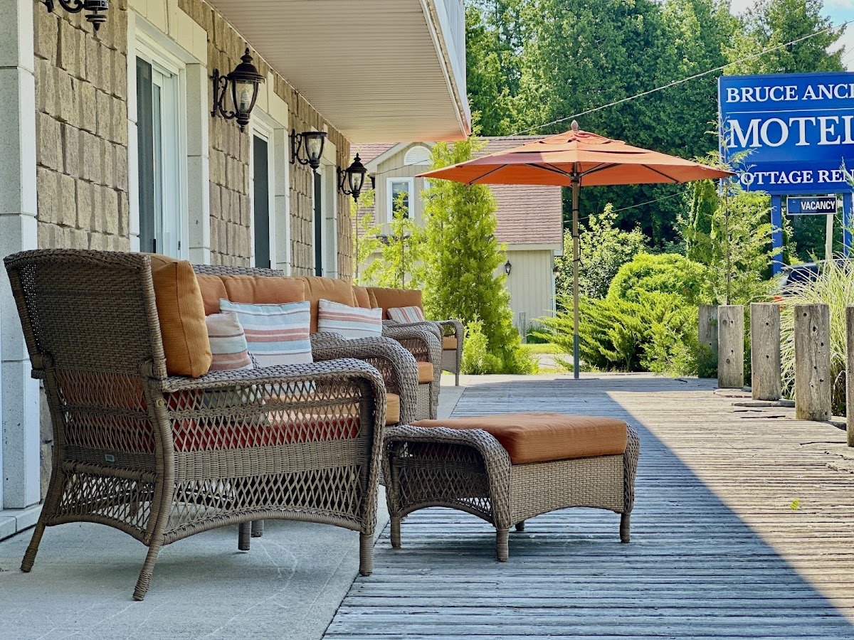 Bruce Anchor Motel & Cottage Rentals