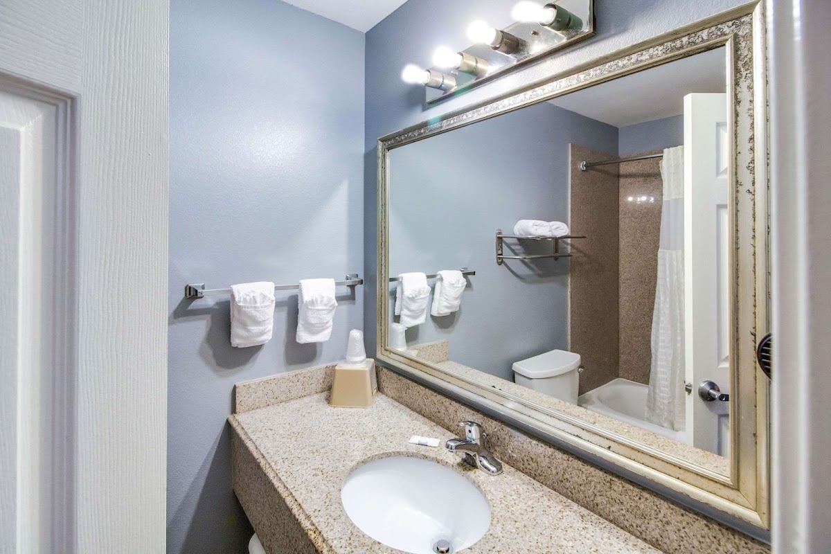 Rodeway Inn & Suites Port Arthur - Groves photo 3