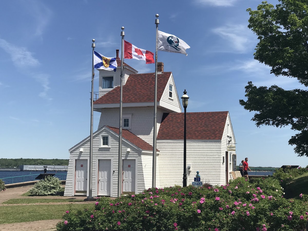 Fort Point Lighthouse Interpretive Centre & Park