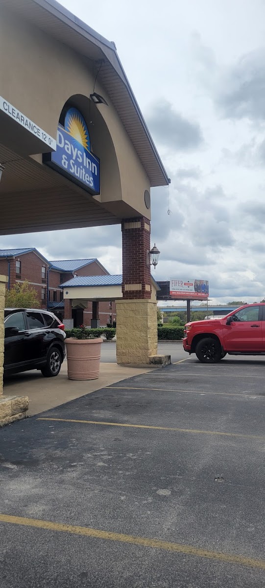 Days Inn & Suites by Wyndham Jeffersonville IN photo 3