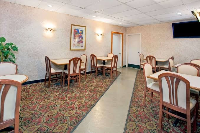 Days Inn by Wyndham Livonia/Canton/Detroit photo 3