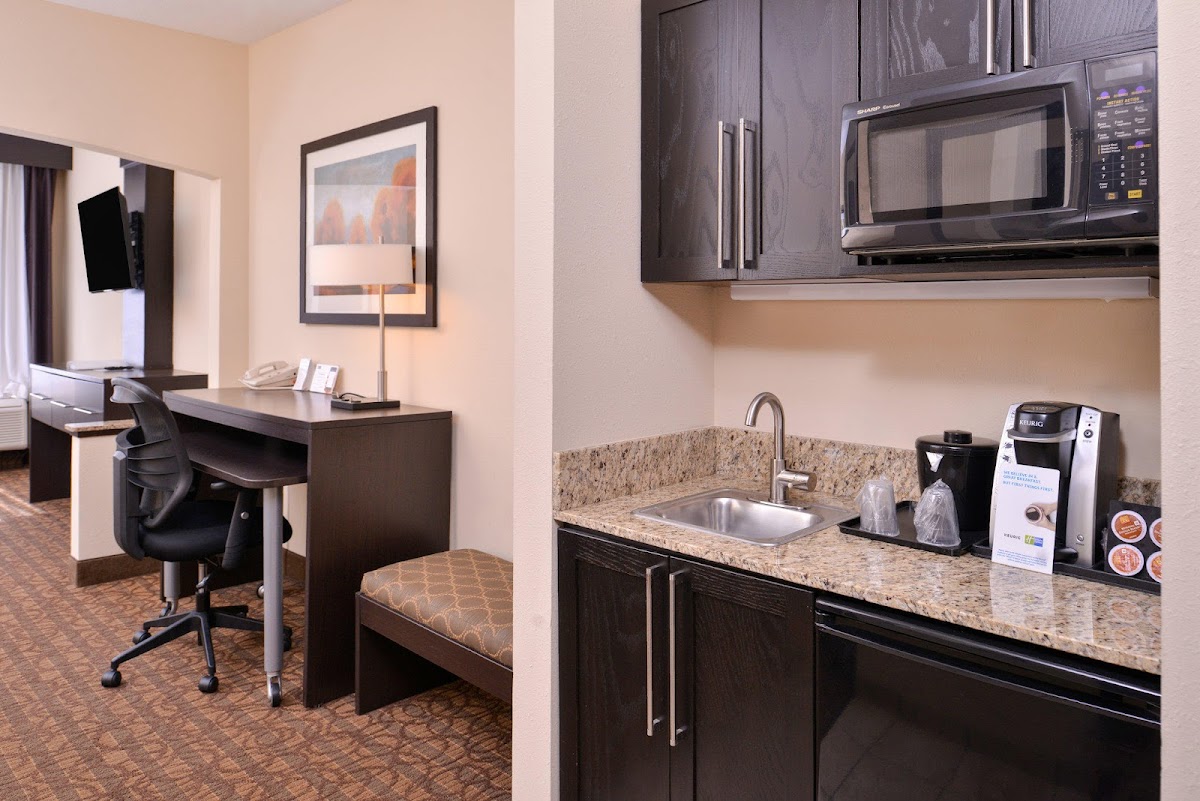 Holiday Inn Express & Suites Topeka West I-70 Wanamaker by IHG photo 2