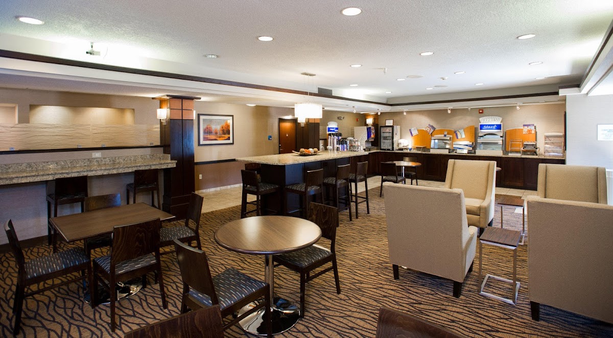 Holiday Inn Express & Suites Topeka West I-70 Wanamaker by IHG photo 3
