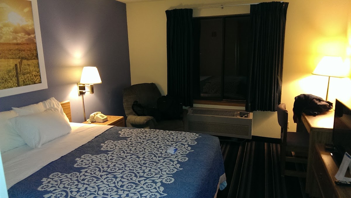 Days Inn by Wyndham Johnson Creek photo 3