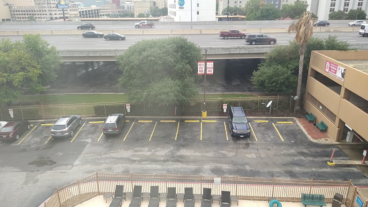 Red Roof PLUS+ San Antonio Downtown - Riverwalk photo 3