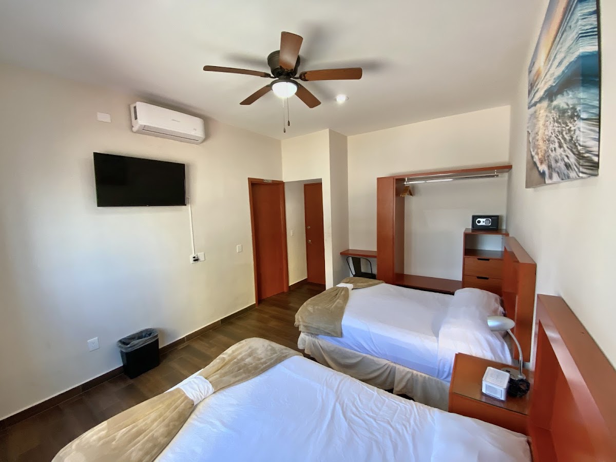 La Lola Hotel & Suites photo 2