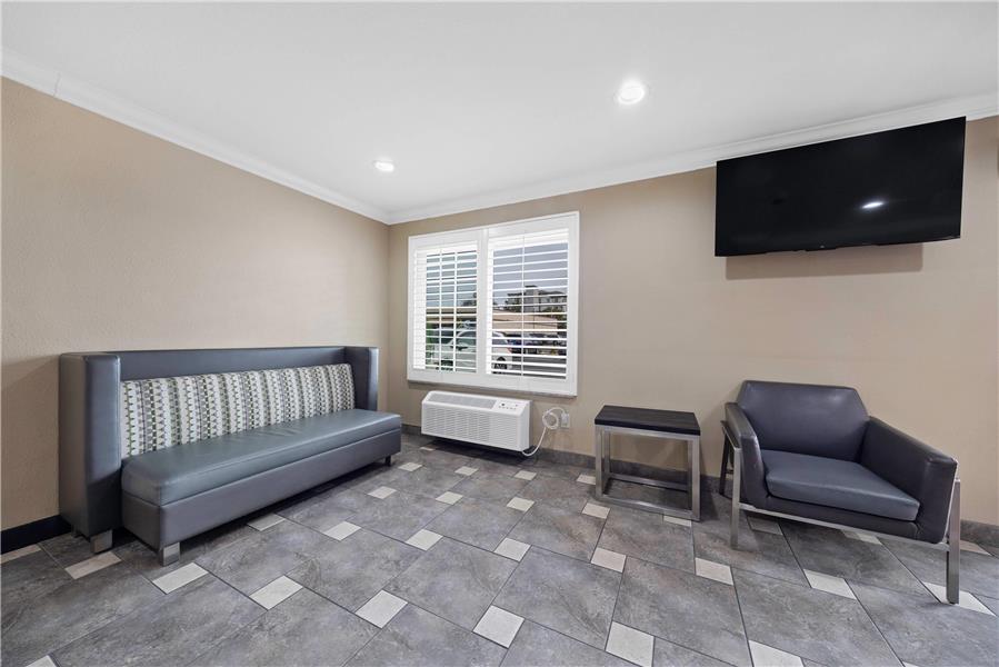 Econo Lodge Inn & Suites Escondido Downtown photo 3