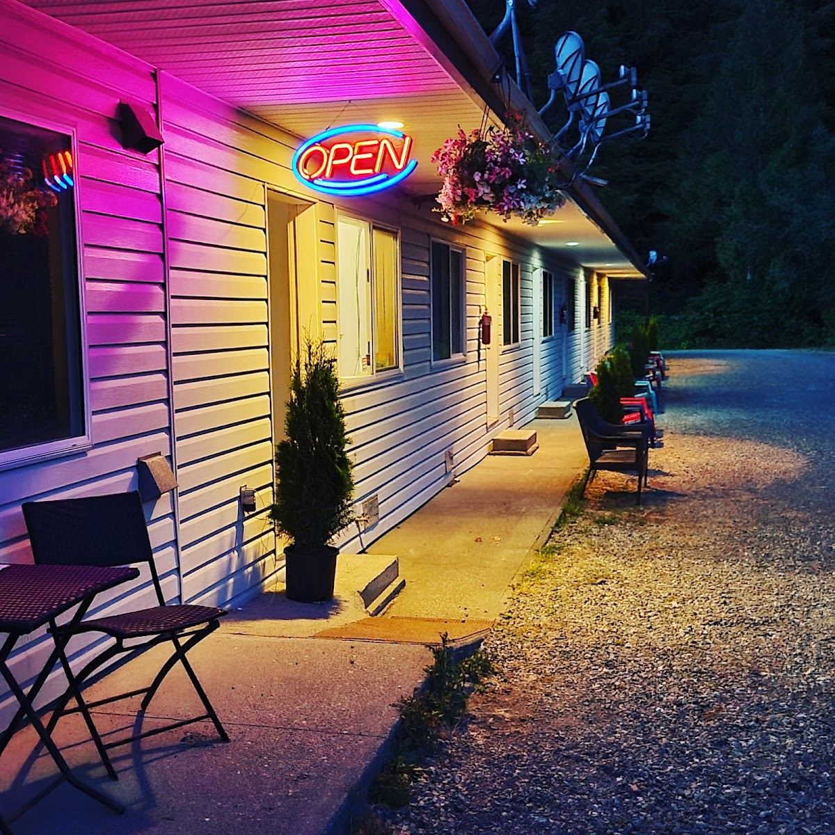 Zeballos Inn Motel