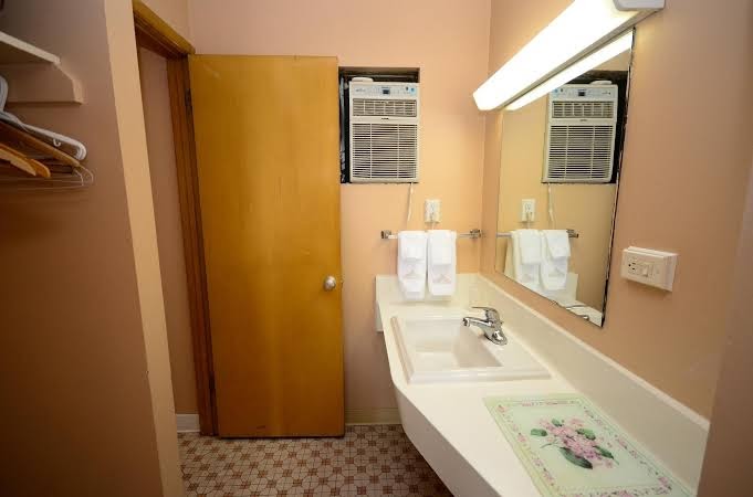 Diane Motel photo 3