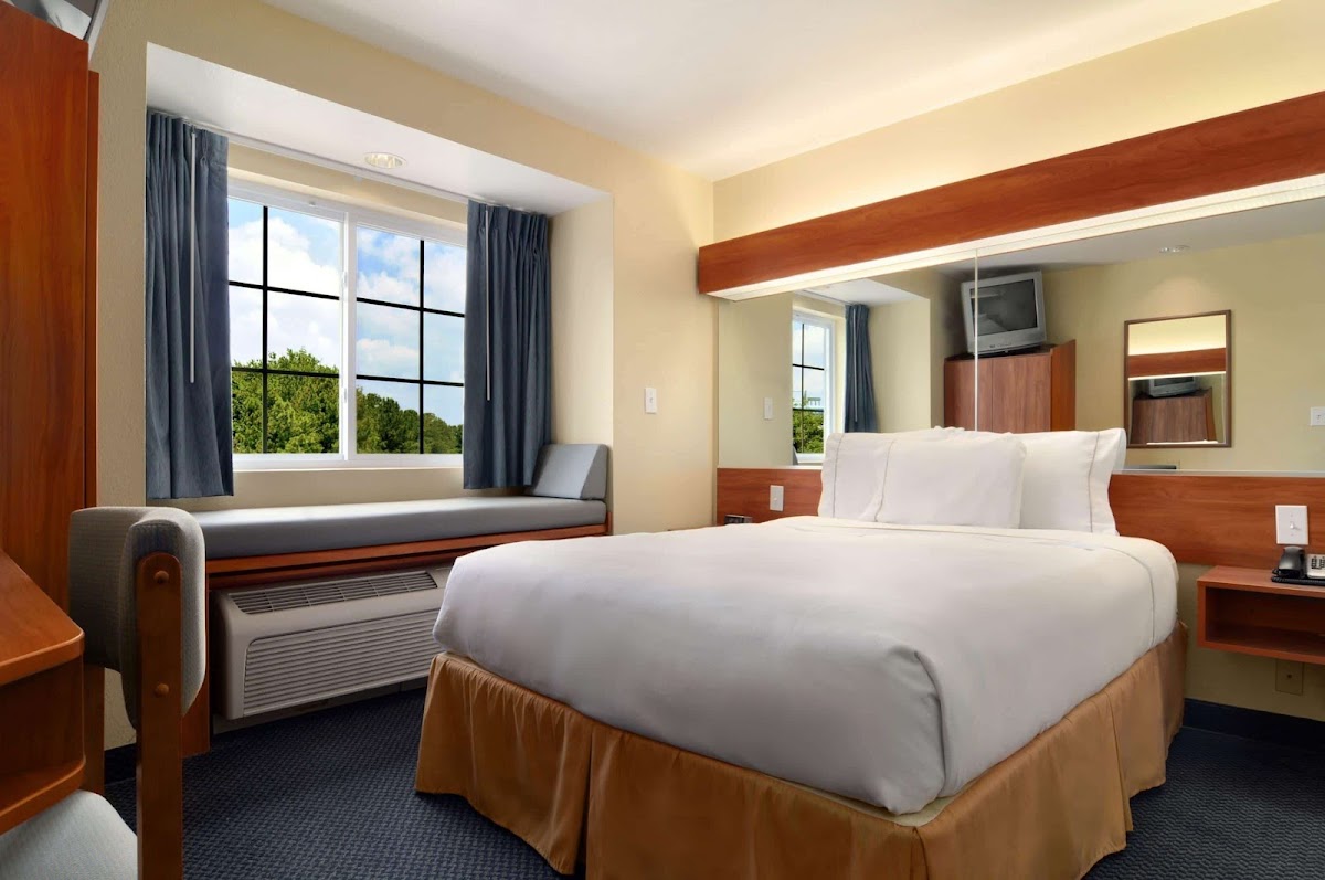 Microtel Inn & Suites by Wyndham Huntsville photo 2