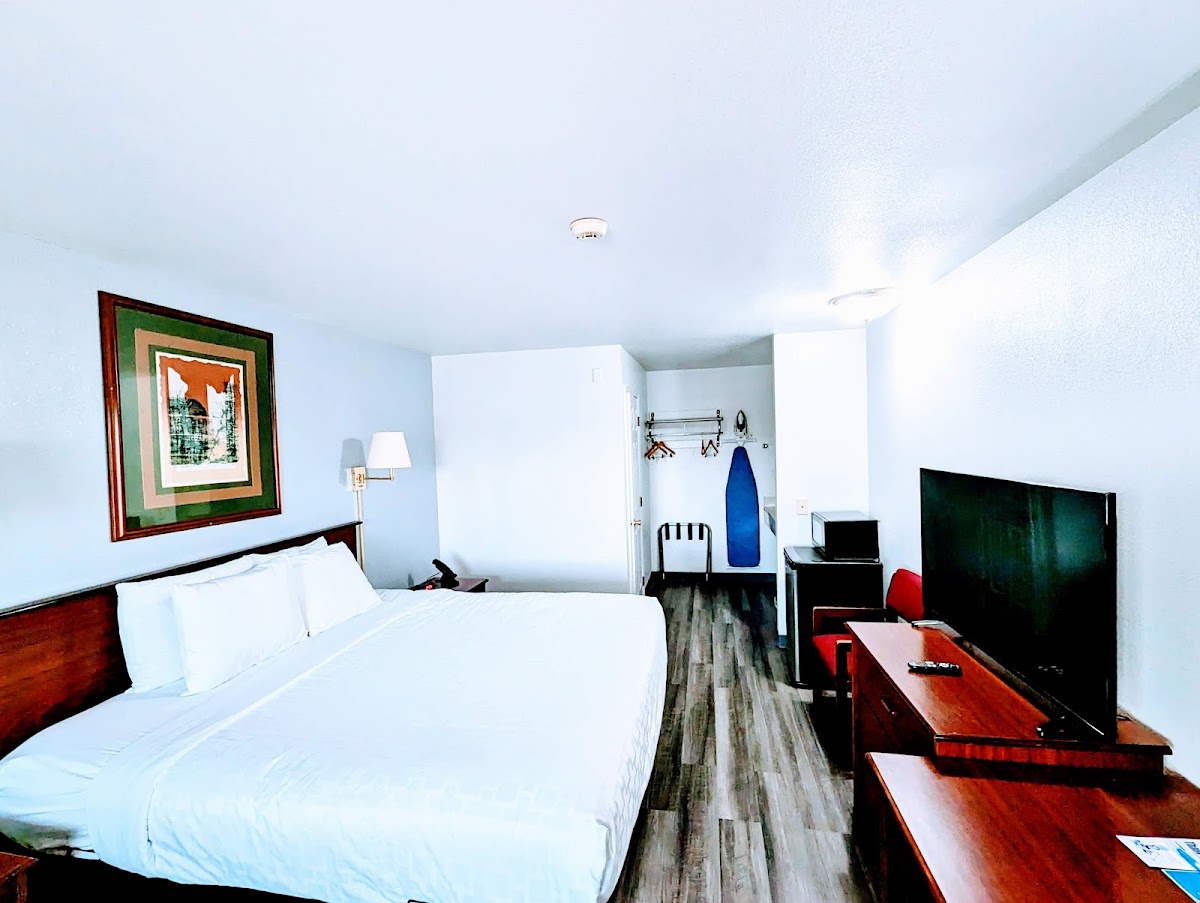 Rodeway Inn Goddard photo 2