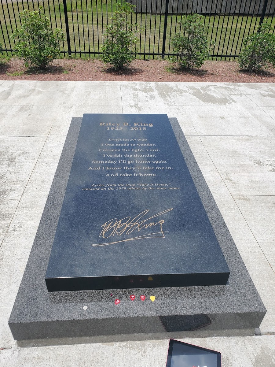 B.B. King Museum & Delta Interpretive Center - B.B. King grave