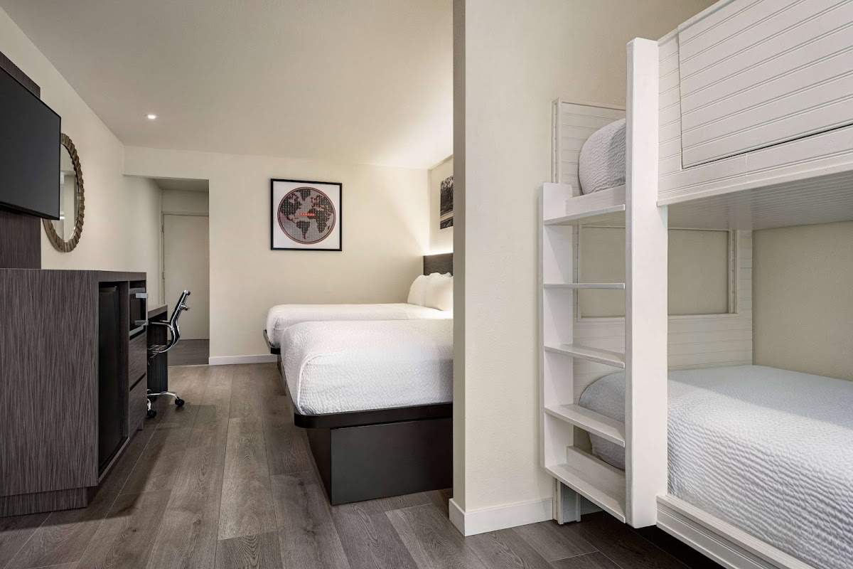 Ramada by Wyndham Anaheim Convention Center photo 2