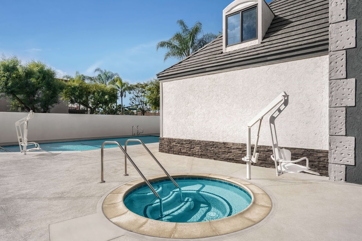 Ramada by Wyndham Anaheim Convention Center photo 3