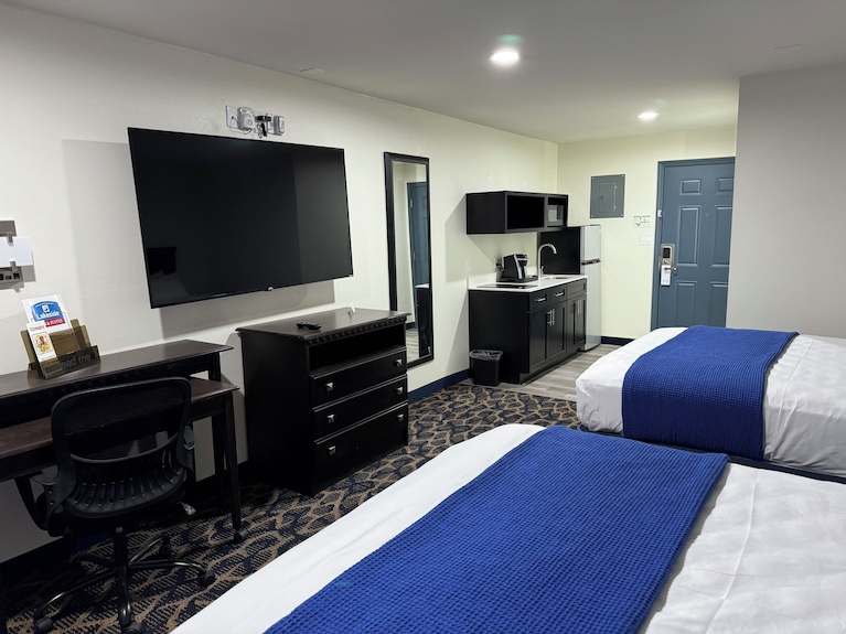 Lakeside Inn & Suites photo 2