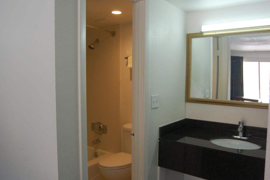 America's Comfort Lodge photo 3