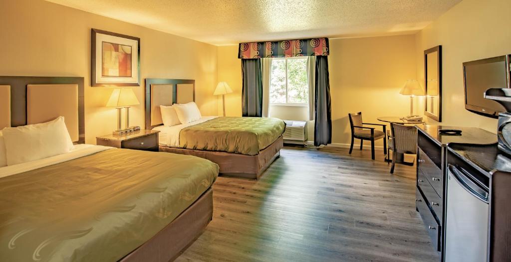 Quality Inn & Suites Woodstock near Lake Geneva photo 2