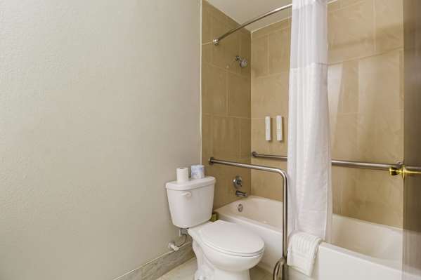 Clarion Pointe Lake Jackson - Clute photo 3