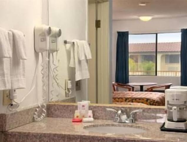 Americas Best Value Inn & Suites Bakersfield Central photo 3