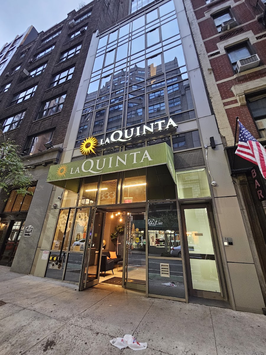 La Quinta Inn & Suites by Wyndham Times Square South photo 3