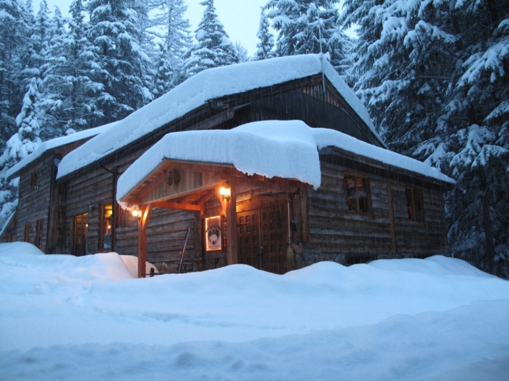 White Grizzly Cat Skiing Lodge