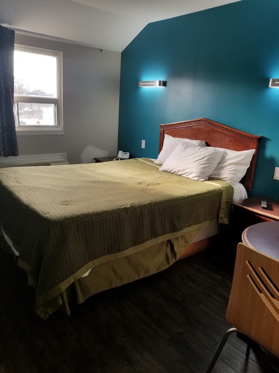 Queensway Motel photo 2