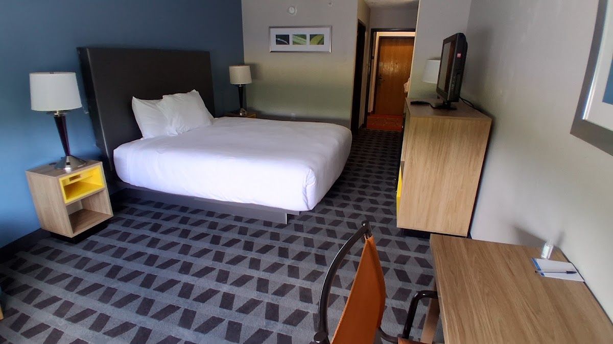 LakeWood Inn & Suites photo 2