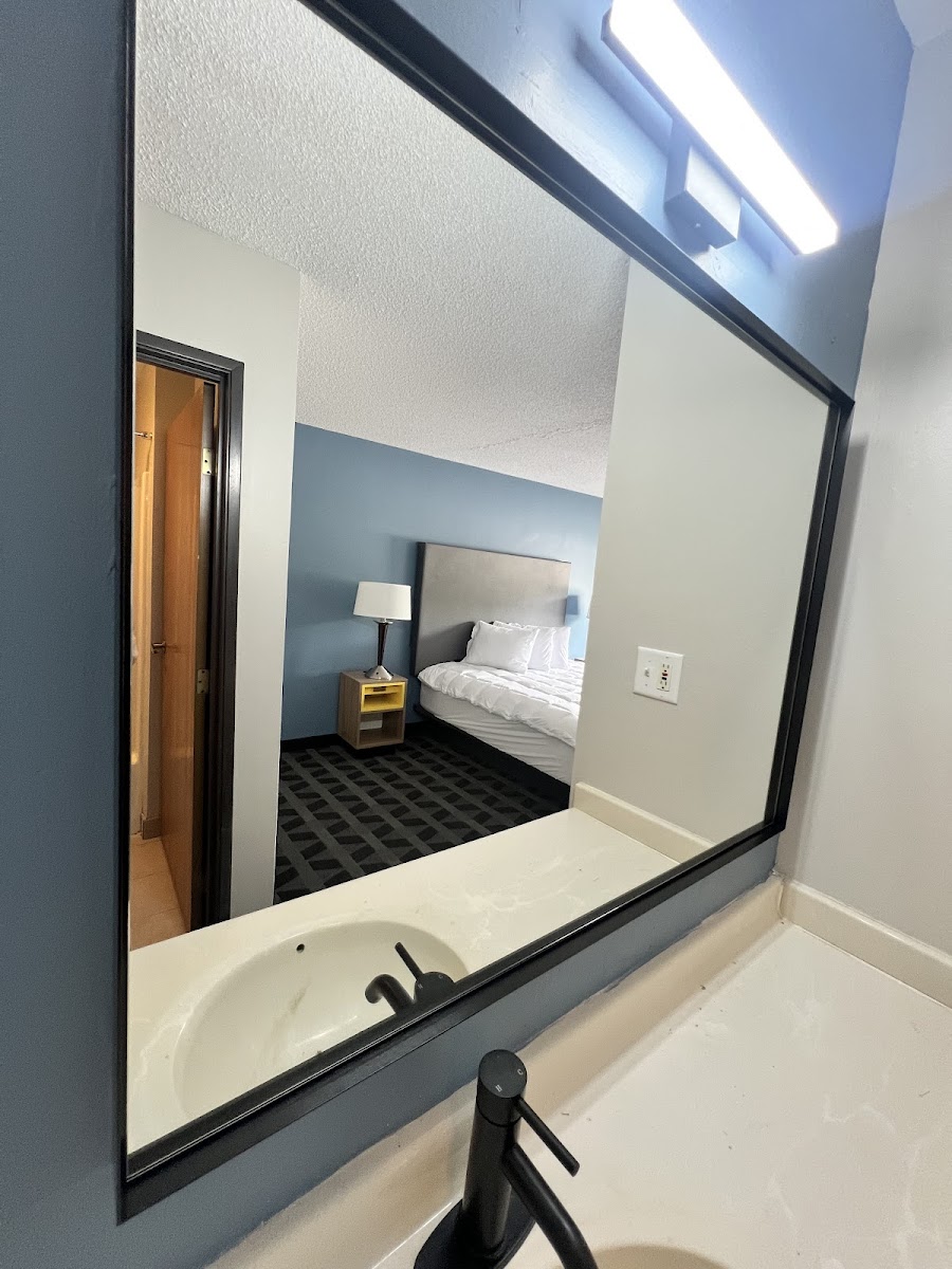 LakeWood Inn & Suites photo 3