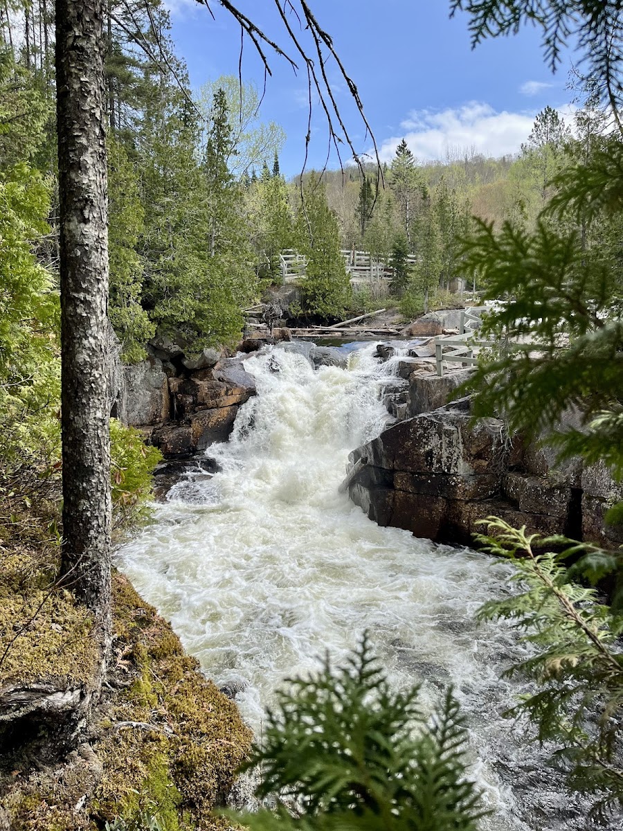 Chute de la Marmite et Sentier de randonnée du Lac Clair