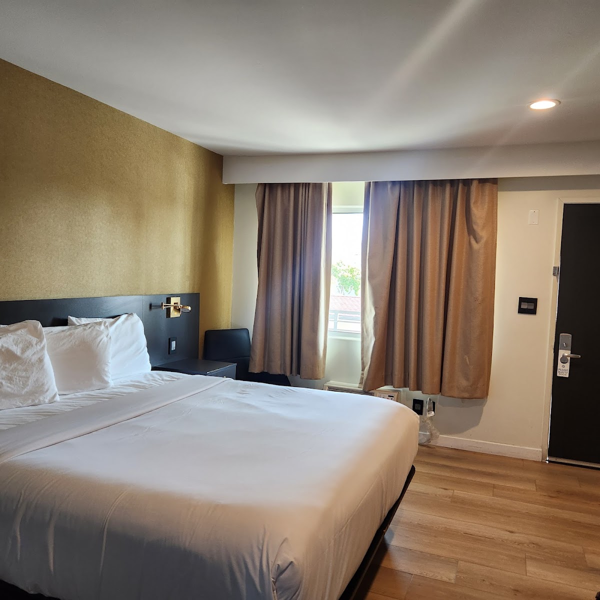 Glen Capri Burbank Universal photo 2