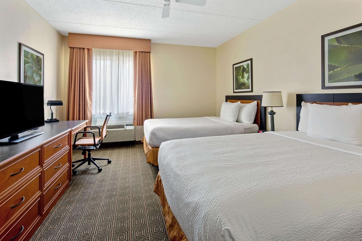 La Quinta Inn & Suites by Wyndham Sawgrass photo 2