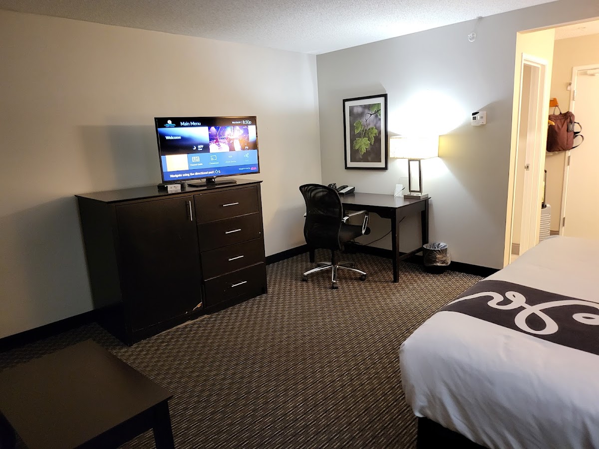 La Quinta Inn & Suites by Wyndham Cleveland Macedonia photo 2