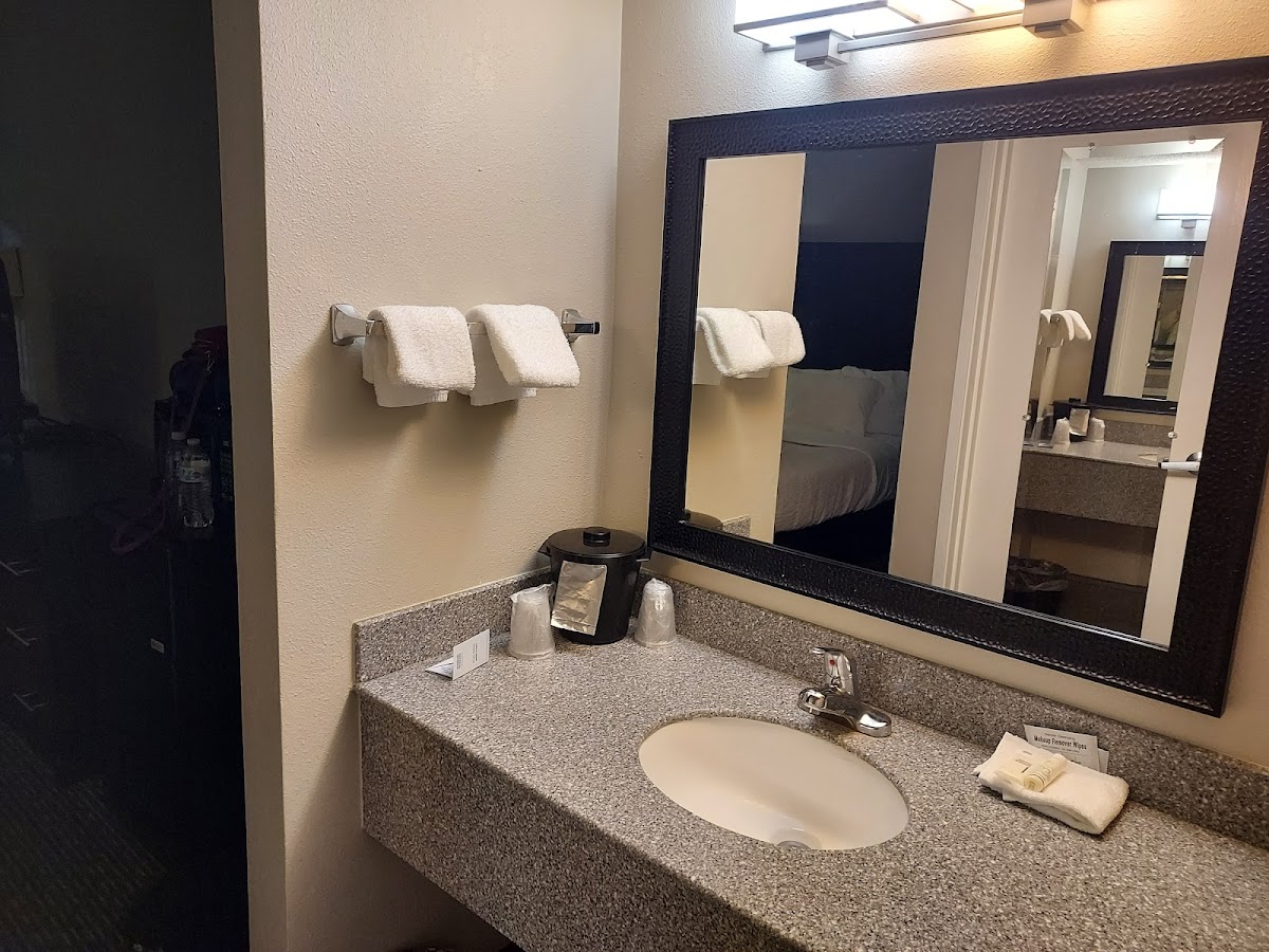 La Quinta Inn & Suites by Wyndham Cleveland Macedonia photo 3