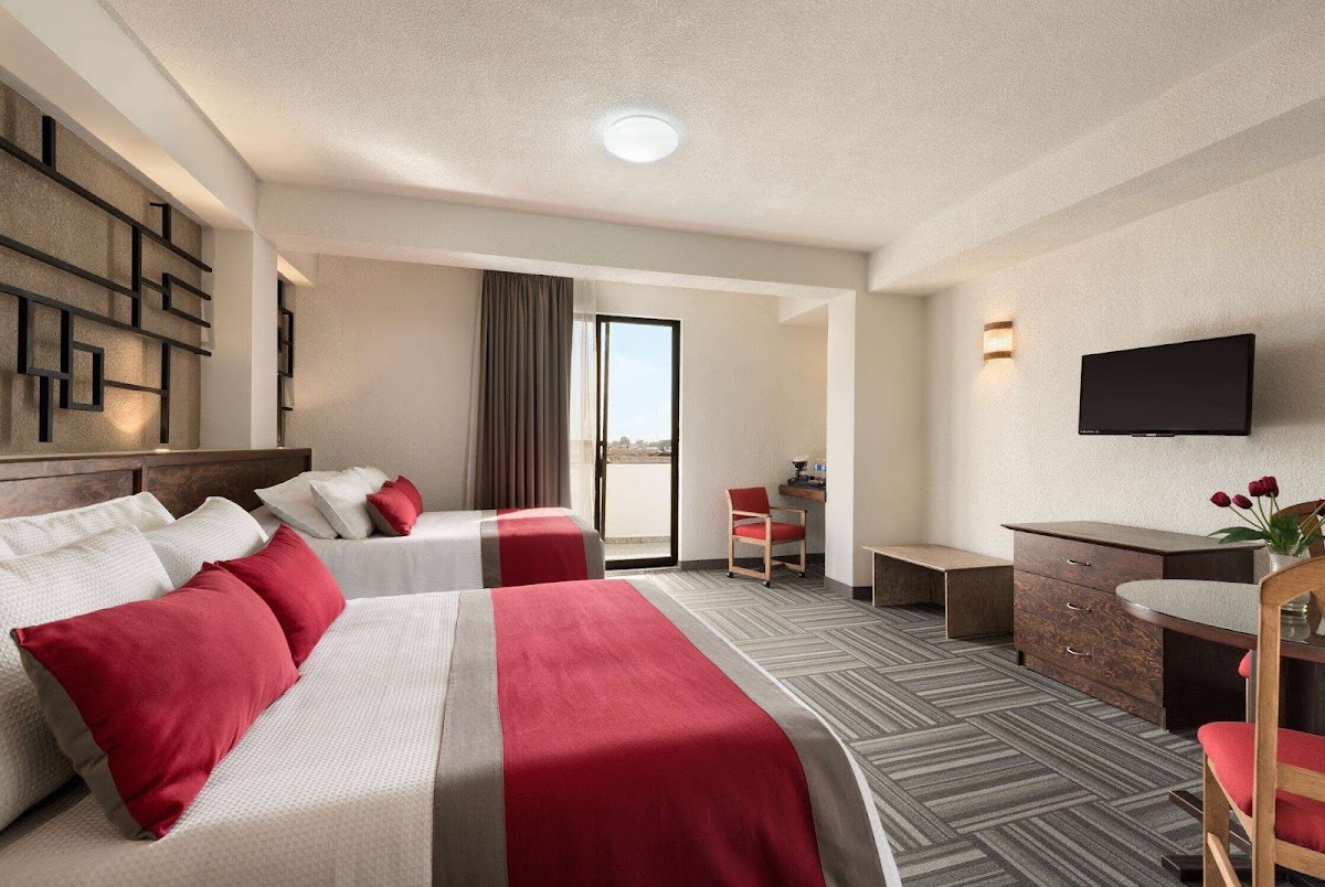 Ramada Plaza by Wyndham Leon photo 2