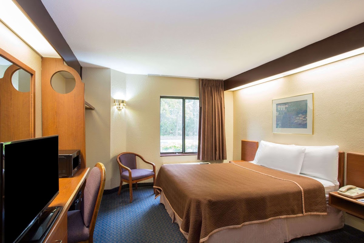 Travelodge by Wyndham Fort Myers Airport photo 2