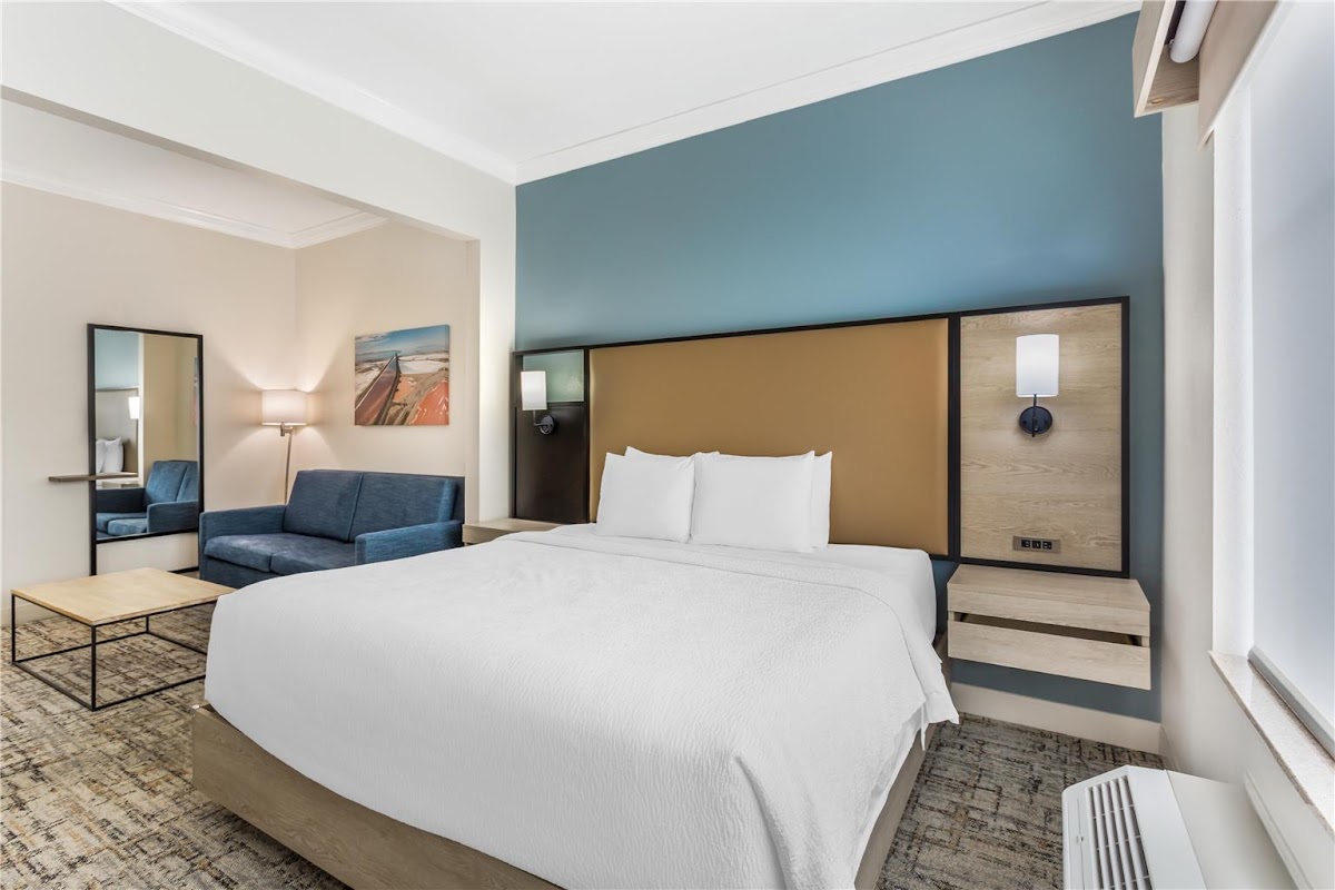 Best Western Plus Airport Inn & Suites photo 2
