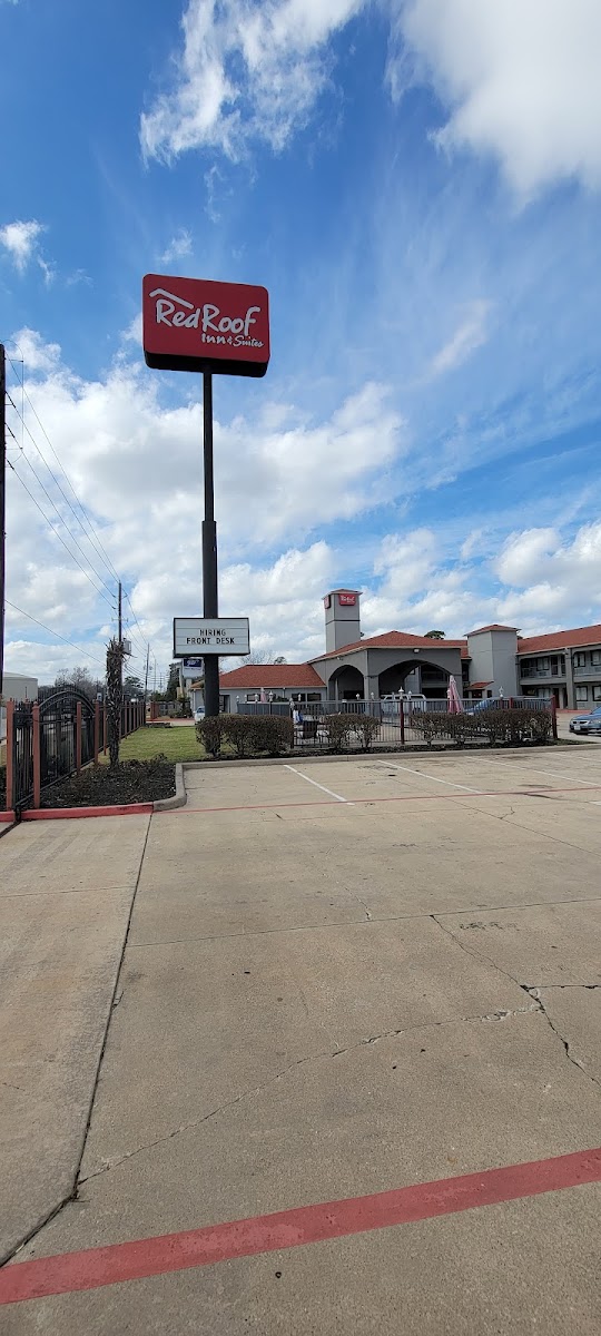 Red Roof Inn & Suites Houston - Humble/IAH Airport photo 3