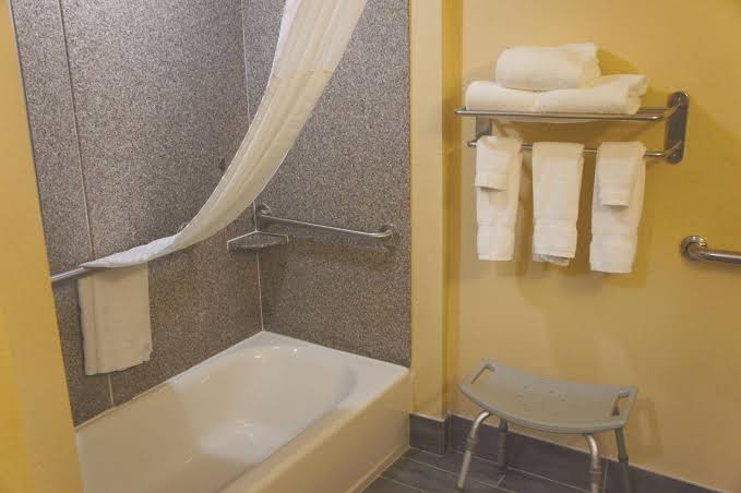 La Quinta Inn & Suites by Wyndham Tampa Central photo 3