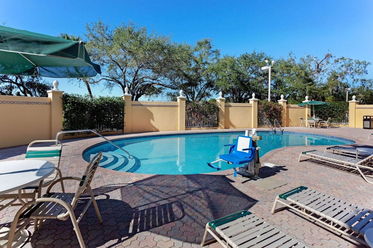 La Quinta Inn & Suites by Wyndham Sarasota Downtown photo 3